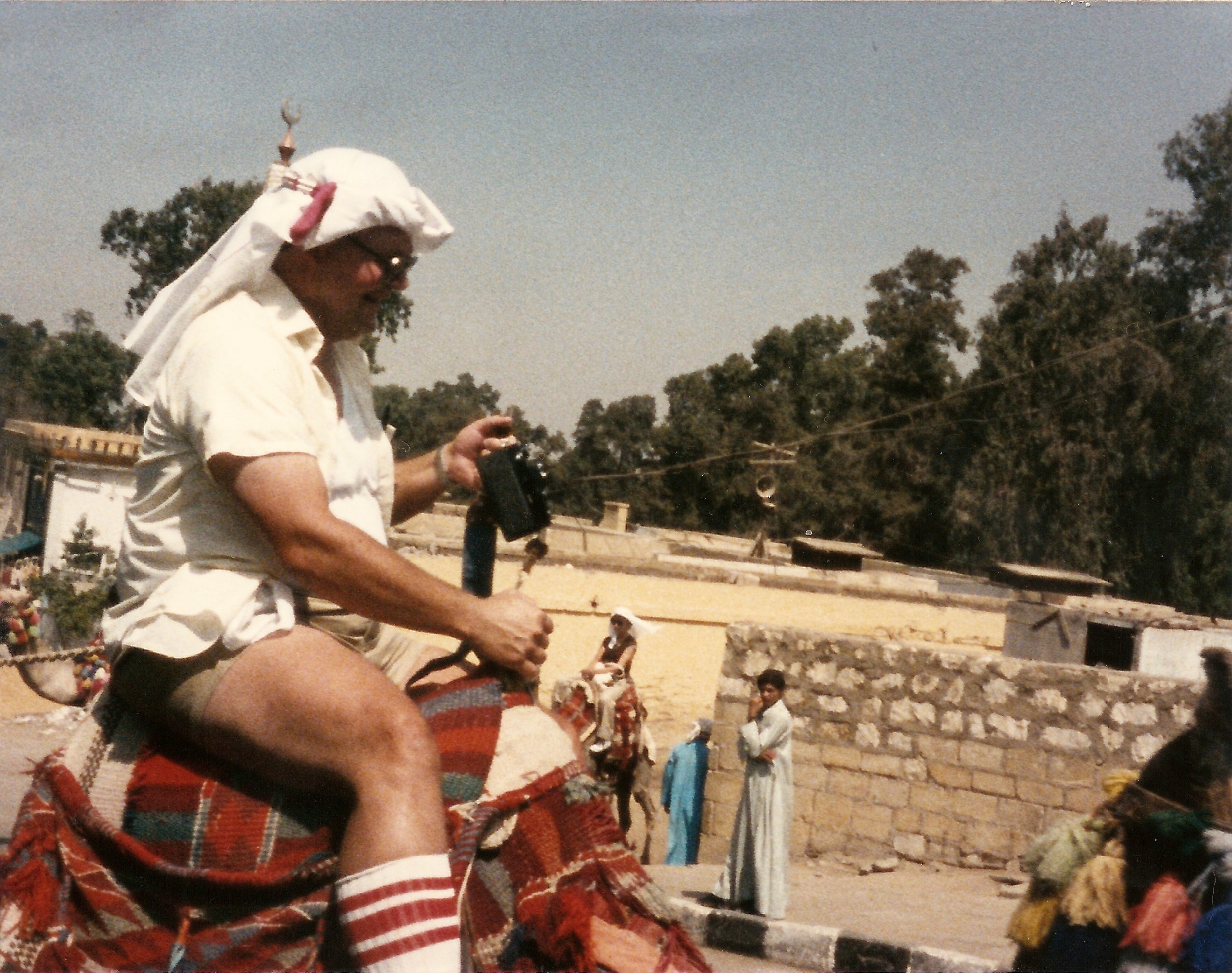 1985, Egypt, Giza 10 Ernie on camel.jpg